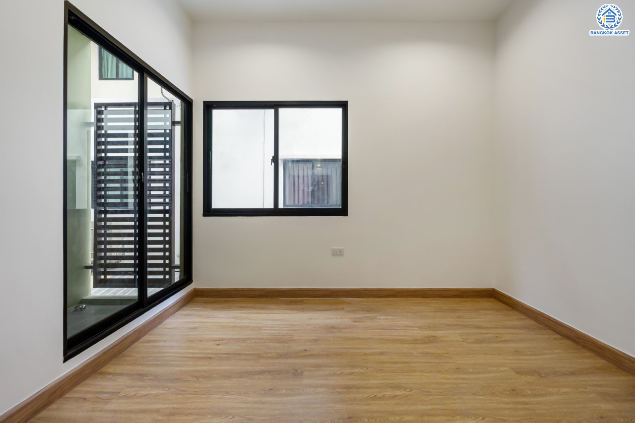 บ้านมือสองตกแต่งใหม่ ม.ซิกเนเจอร์ กัลปพฤกษ์ พร้อมสิ่งอำนวยความสะดวกครบครัน หลังใหญ่ 3 ชั้น บนเนื้อที่ 17 ตร.ว. พื้นที่ใช้สอย 140.5 ตร.ม. ฟังก์ชัน พร้อม 3 ห้องนอน 3 ห้องน้ำ จอดรถได้ 1 คัน บนทำเลคุณภาพติดถนนกัลปพฤกษ์ ตอบโจทย์ทุกการเดินทาง ใกล้รถไฟฟ้า " สถานีหลักสอง "